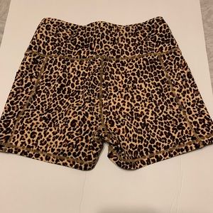 Ray pose Leopard print workout shorts